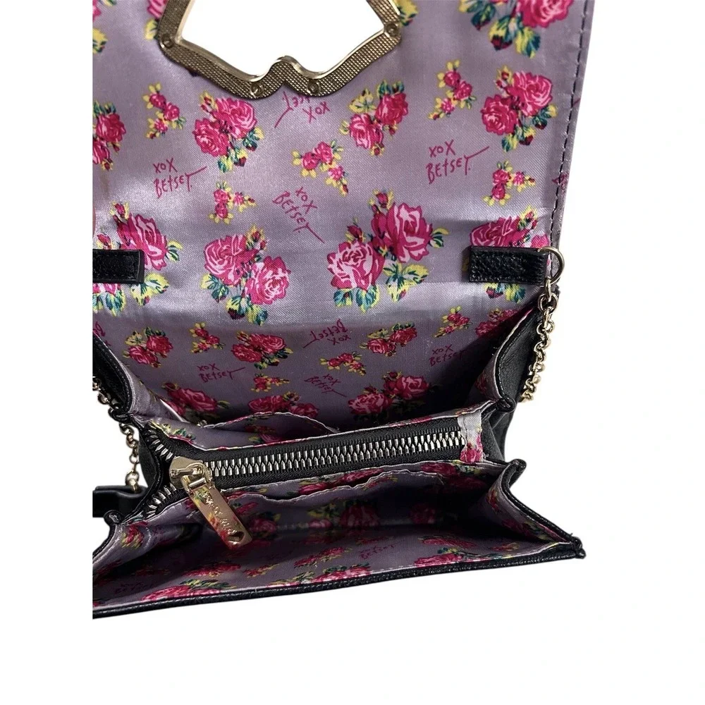 BETSEY‎ JOHNSON Crossbody Bag Purse Kiss Lips Snap Closure